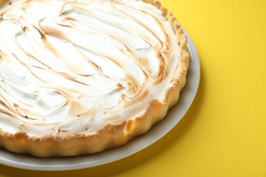Sarı arka planda lezzetli limonlu turta, yakın plan.