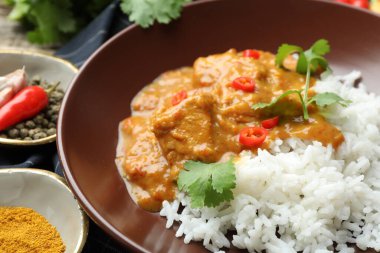 Pilavlı tavuk tikka masala, yakın plan.