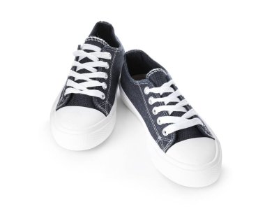 Beyazın üzerinde izole edilmiş mavi çocuk ayakkabıları. Şık ayakkabılar.