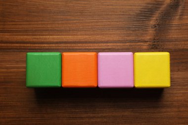 Tahta masada kelime sınavı yazılı renkli küpler, düz yatıyordu.