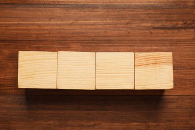 Tahta masa üzerinde kelime sınavı küpleri, düz yatıyordu