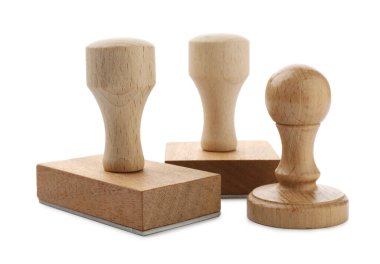 Tahta pullar beyaz üzerine izole edilmiş. Ofis aracı