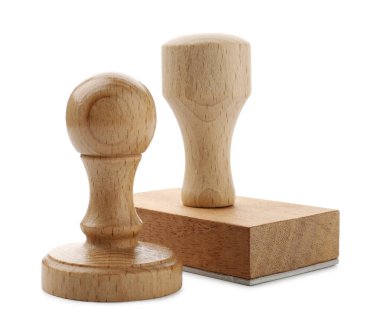 Tahta pullar beyaz üzerine izole edilmiş. Ofis aracı