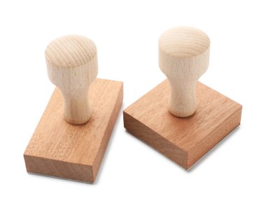 Tahta pullar beyaz üzerine izole edilmiş. Ofis aracı