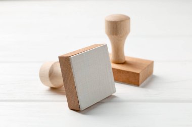 Beyaz masada iki tahta pul, yakın plan.