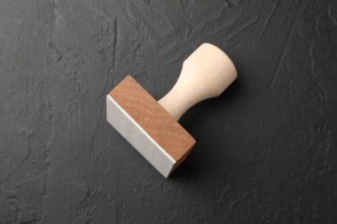 Koyu desenli masa üzerinde bir tahta damga, üst manzara.