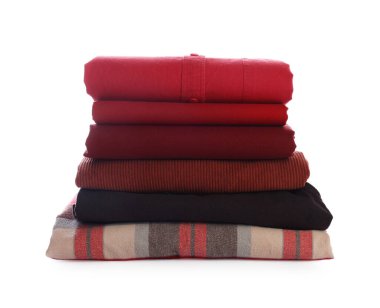 Beyaz üzerine izole edilmiş temiz giysiler yığını