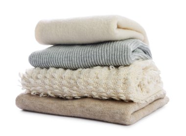 Beyaz üzerine izole edilmiş yumuşak katlanmış giysiler yığını