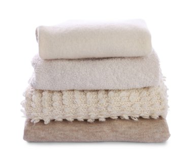 Beyaz üzerine izole edilmiş katlanmış giysi yığını