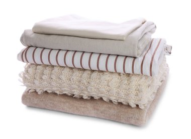 Beyaz üzerine izole edilmiş katlanmış giysi yığını