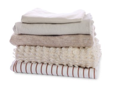 Beyaz üzerine izole edilmiş katlanmış giysi yığını