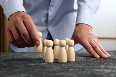 Siyah masada insan figürlü bir adam, yakın plan.