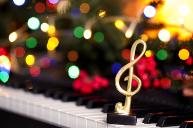 Altın anahtarlar ve piyanonun Noel dekoru bulanık ışıklara karşı, yazı için yer. Bokeh etkisi