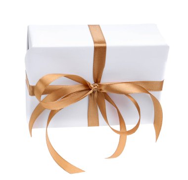 Beyaz kurdeleli bir hediye kutusu.