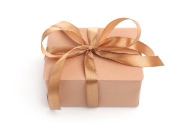 Beyaz kurdeleli bir hediye kutusu.