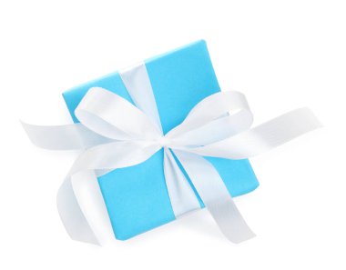 Kurdeleli bir hediye kutusu beyaz, üstten görünüyor.