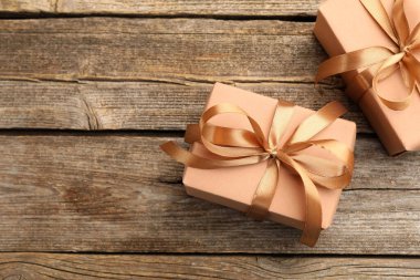 Ahşap arka planda güzel hediye kutuları, düz yatış. Metin için boşluk