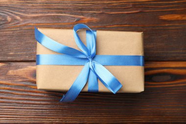 Ahşap arka planda güzel bir hediye kutusu, üst manzara