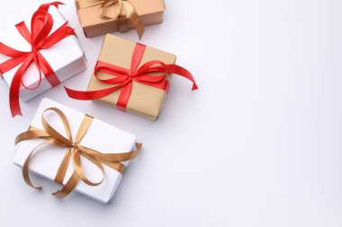 Beyaz arka planda güzel hediye kutuları, düz yatış. Metin için boşluk