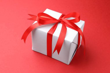 Kırmızı arka planda güzel hediye kutusu, yakın plan.