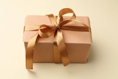 Bej arka planda güzel bir hediye kutusu, yakın plan.