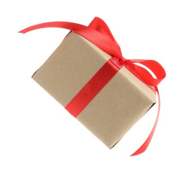 Beyaz arkaplana karşı havada güzel bir hediye kutusu