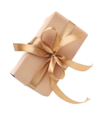 Beyaz arkaplana karşı havada güzel bir hediye kutusu