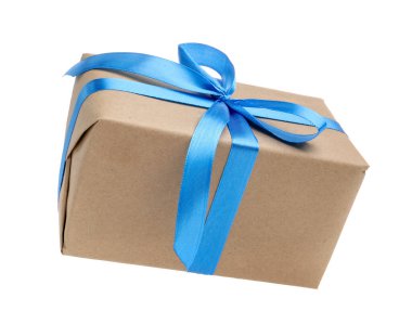 Beyaz arkaplana karşı havada güzel bir hediye kutusu