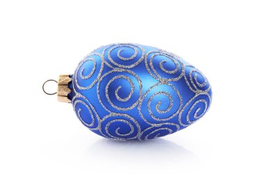 Beyaz arka planda güzel mavi Noel balosu