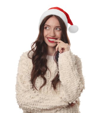 Beyaz arka planda Noel Baba şapkalı mutlu kadın. Noel sezonu