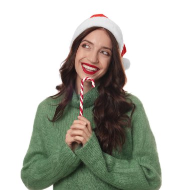 Beyaz arka planda Noel Baba şapkalı ve bastonlu güzel bir kadın. Noel sezonu