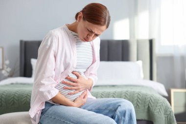 Hamile kadın yatak odasında bulantıdan muzdarip. Metin için boşluk