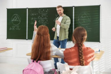 Sınıfta ders sırasında öğretmen ve öğrenciler