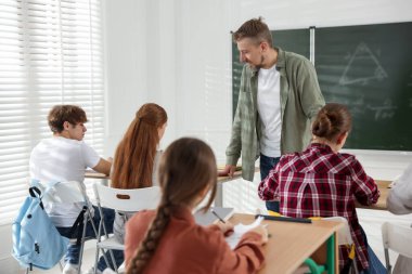 Sınıfta ders sırasında öğretmen ve öğrenciler