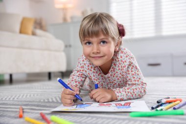 Evinde keçeli kalemle çizen sevimli küçük kız, mesaj için yer var.