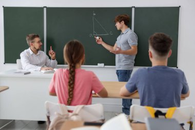 Sınıfta ders sırasında öğretmen ve öğrenciler