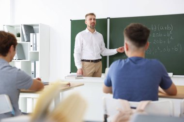 Sınıfta ders sırasında öğretmen ve öğrenciler