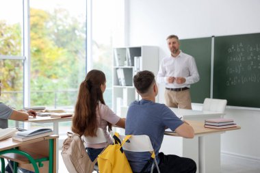 Sınıfta ders sırasında öğretmen ve öğrenciler, seçici odaklanma