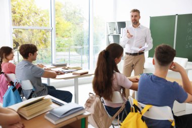 Sınıfta ders sırasında öğretmen ve öğrenciler