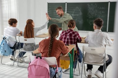 Sınıfta ders sırasında öğretmen ve öğrenciler