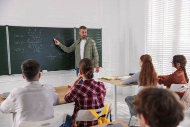 Sınıfta ders sırasında öğretmen ve öğrenciler