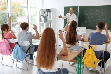 Sınıfta ders sırasında öğretmen ve öğrenciler