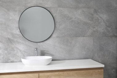 Ayna ve kap lavabosu olan şık bir banyo. Metin için boşluk.