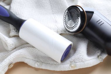 Lint silindir, kumaş traş makinesi ve bej arka planda kumaş, yakın plan