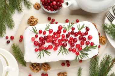 Yaban mersinli ve biberiyeli lezzetli bir Noel pastası.