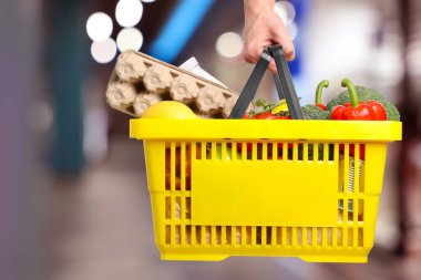 Süpermarkette farklı gıda ürünlerinin olduğu alışveriş sepeti, yakın çekim.