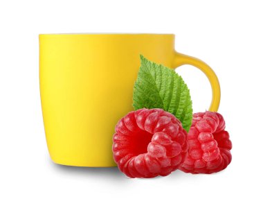 Bardakta sıcak içecek ve beyaz arka planda taze ahududu. Soğuk mevsim için bağışıklık artırıcı içecek