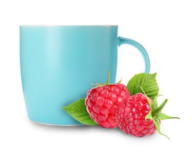 Bardakta sıcak içecek ve beyaz arka planda taze ahududu. Soğuk mevsim için bağışıklık artırıcı içecek