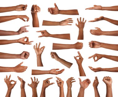 El hareketleriyle. Beyaz arka planda kollarını gösteren Afro-Amerikalı adam, yakın plan.