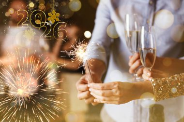 Mutlu yıllar 2026 tebrik kartı, Bokeh ışıkları. Maytap ve şarap kadehleriyle kutlama yapan arkadaşlar, yakın plan.